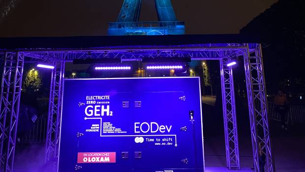 La Tour Eiffel éclairée en vert