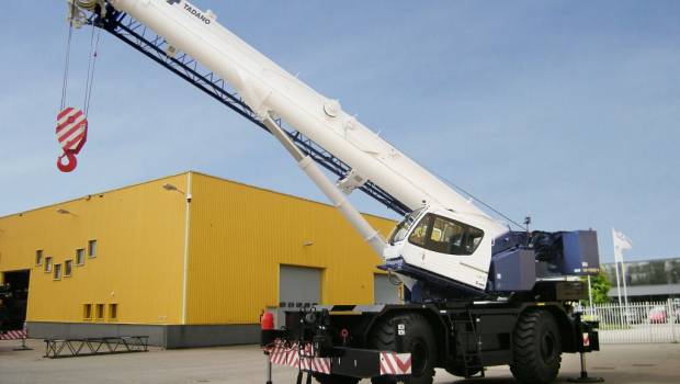 La première grue tout-terrain japonaise Tadano GR-700EX-4 arrive en Europe