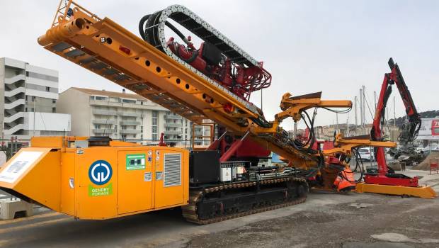 A Sète, Gendry tire 370 m de tuyaux PEHD au fond du canal de la Peyrade