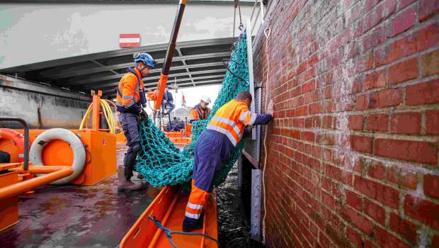 Les premiers filets anti-déchets entrent en Seine
