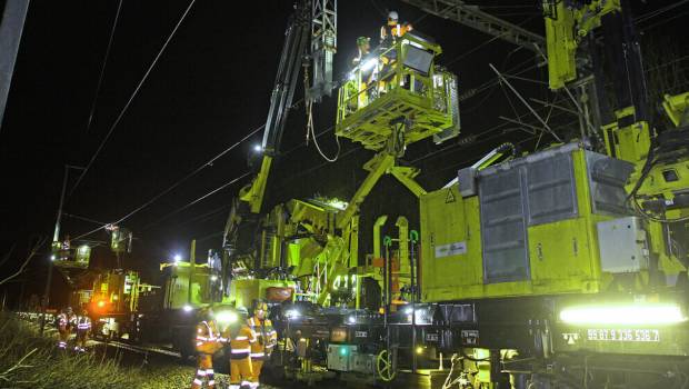 Une suite rapide pour renouveler des supports et armements caténaires entre les gares d’Orléans et Mer