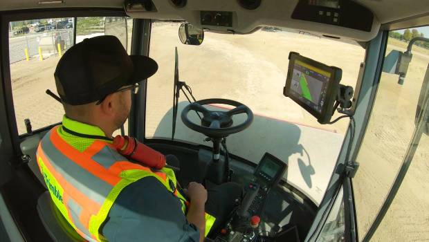 Trimble présente le premier système de commande de direction horizontale pour compacteurs