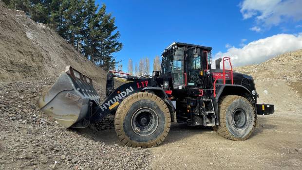 Une chargeuse noire pour Location Transformation Passion