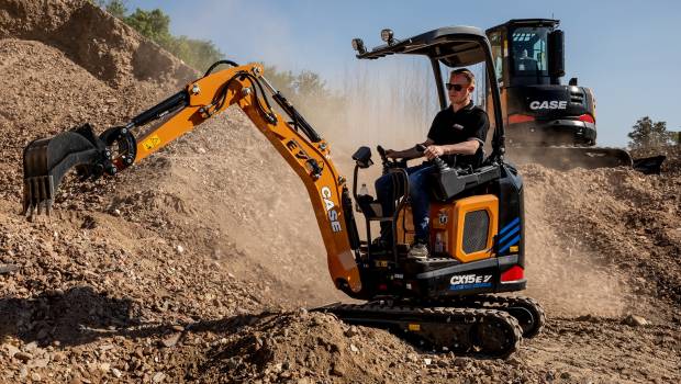 Case tient ses mini-pelles