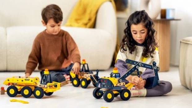 Une gamme de jouets en bois co-développée par Volvo CE