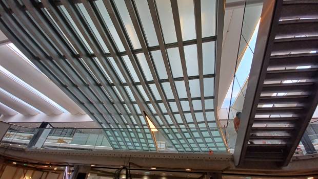 Une passerelle dessine l'espace en gare Montparnasse