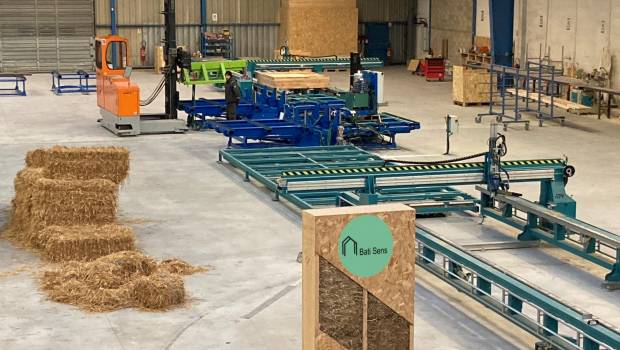 Bati Sens : un site unique de production de murs préfabriqués en bois & paille