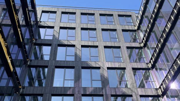 Clichy : Black, le plus grand immeuble d’Europe arborant une façade en bois Yakisugi