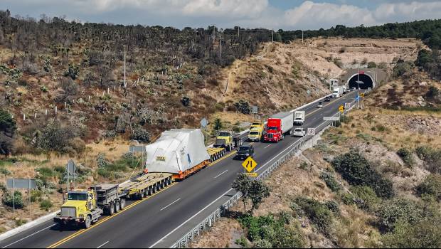 Pesado Transport livre un compresseur à gaz avec Goldhofer
