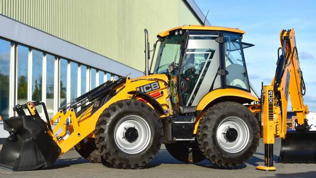 Noces de platine pour les chargeuses-pelleteuses JCB