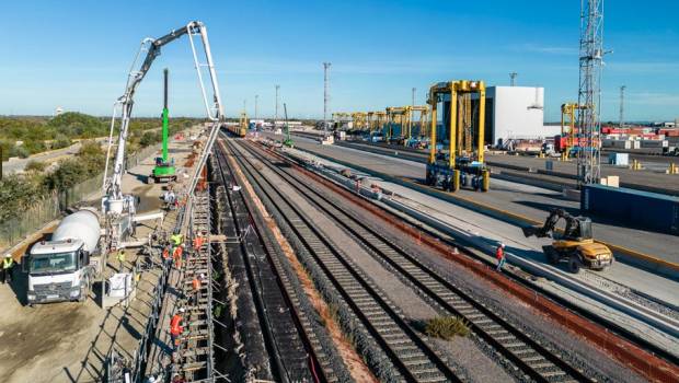 Des longrines dans le port de Fos-sur-Mer