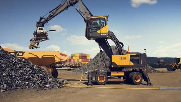 Une pelle de manutention électrique Volvo EW240 connectée au réseau