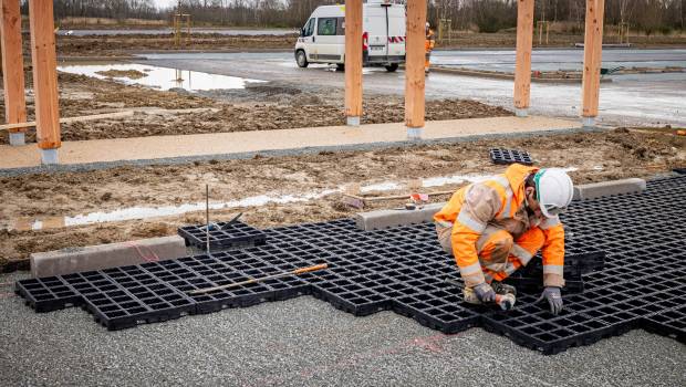 Colas pose des dalles écologiques Purple Pav pour la future gigafactory d'électrolyseurs McPhy
