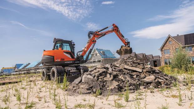 Une pelle à pneus compacte chez Hitachi