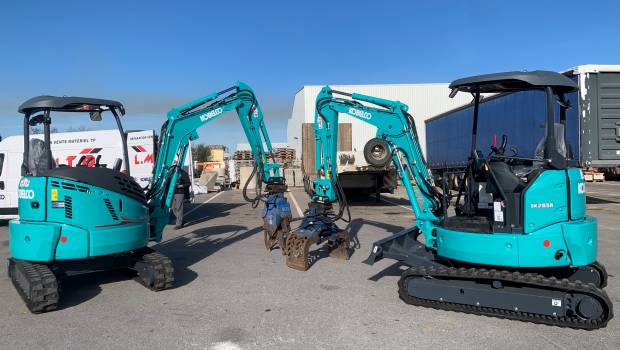 Deux Kobelco SK26R livrées