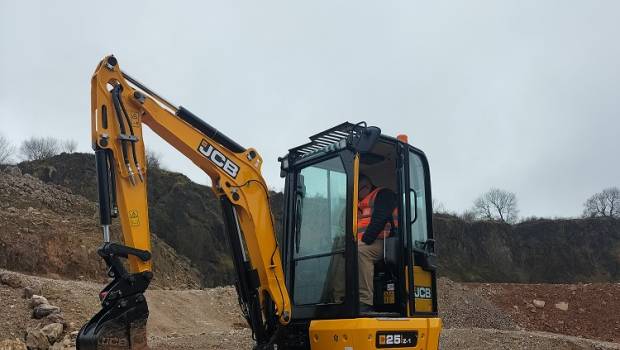 JCB revient sur le segment des 2,5T