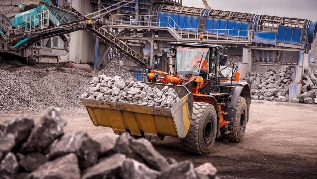 Une grosse chargeuse Hitachi à Intermat