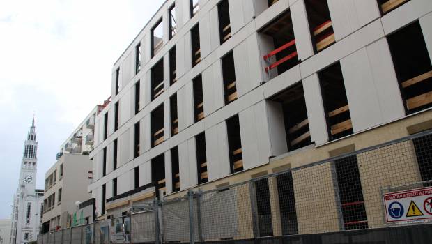 Une ossature bois porteuse connectée à un revêtement béton