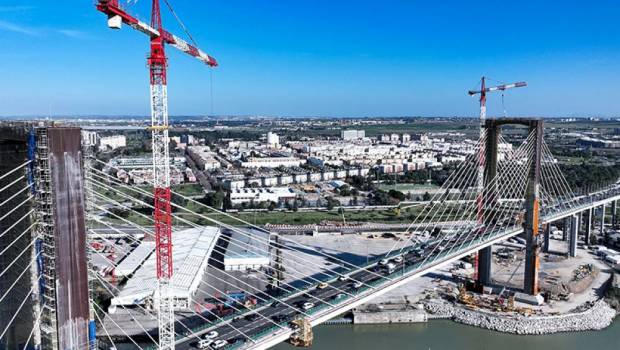 Des grues à tour Liebherr rénovent un pont en Espagne