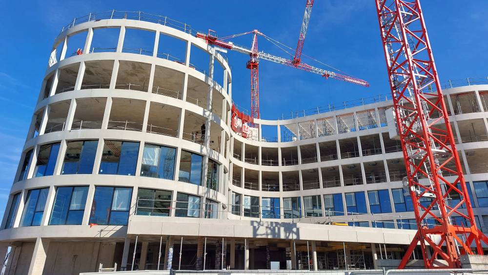 Du béton architectonique bas carbone pour un bâtiment en « boomerang »
