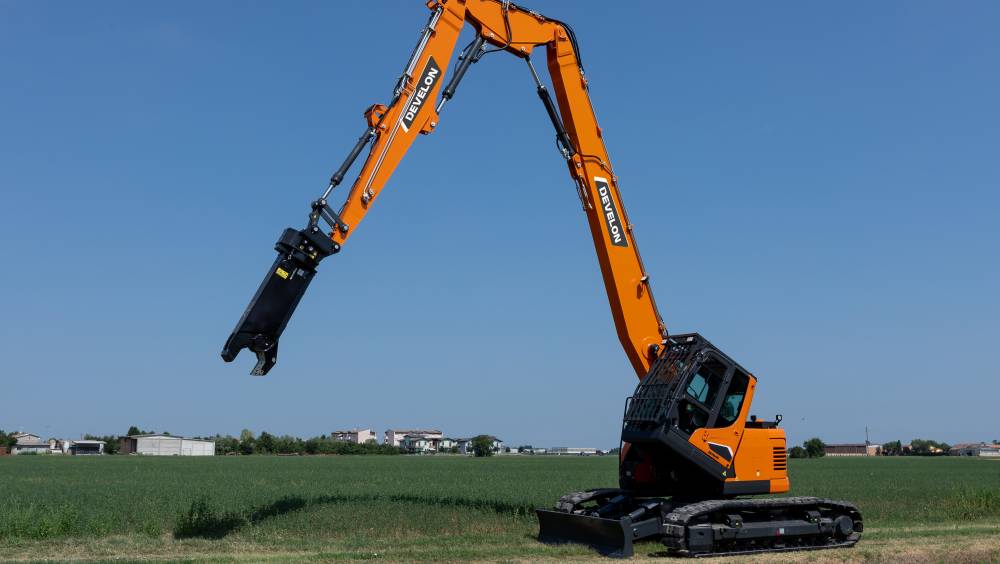 Develon sort la pelle de démolition DX140RDM-7