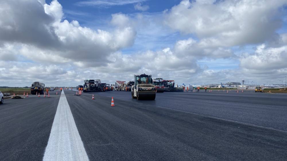1 475 ml d'enrobé en une seule passe sur la piste 2 de l'aéroport d'Orly