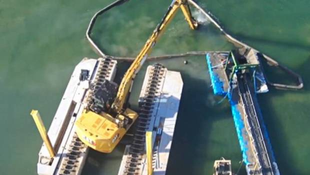 La pelle Big Float de RDS France apporte des sédiments au béton