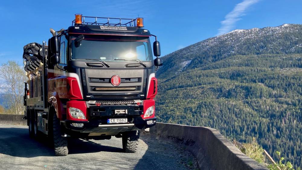 Slorafoss Crane Transport déploie des camions-grues avec transmission Allison