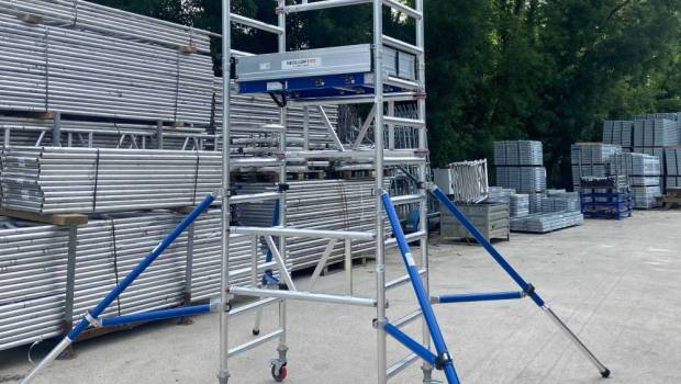 Tubesca-Comabi présente un échafaudage roulant conçu pour atteindre de grandes hauteurs