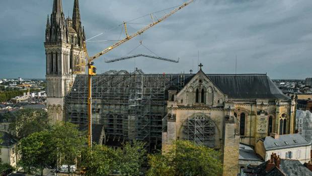Liebherr sécurise la cathédrale d'Angers