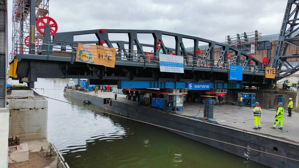 Sarens réinstalle le pont Buda à Bruxelles