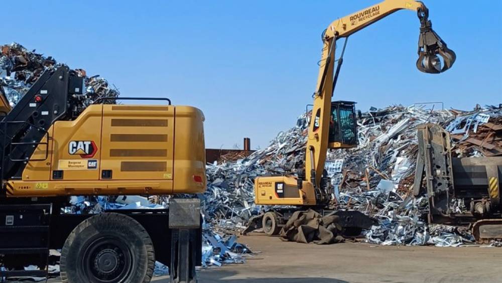 Groupe Rouvreau collecte et regroupe les déchets avec Caterpillar