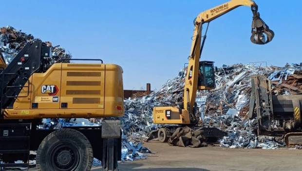 Groupe Rouvreau collecte et regroupe les déchets avec Caterpillar
