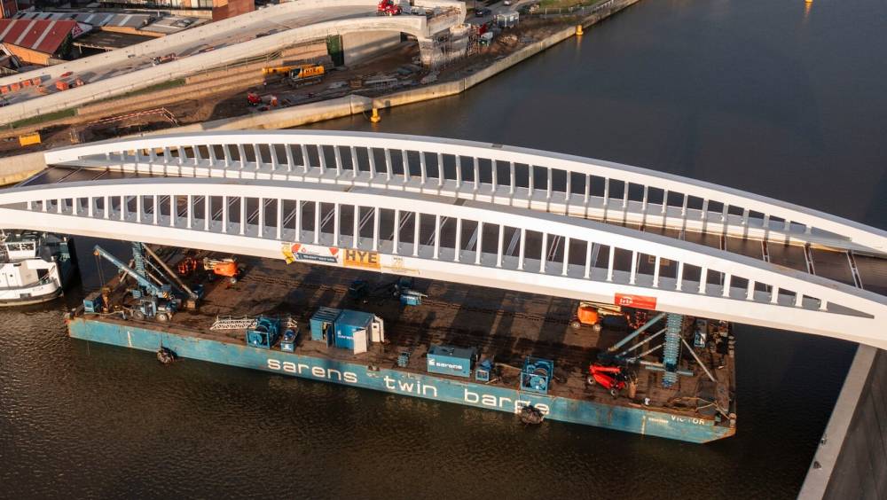 Sarens installe le pont sur le canal Albert à Wijnegem