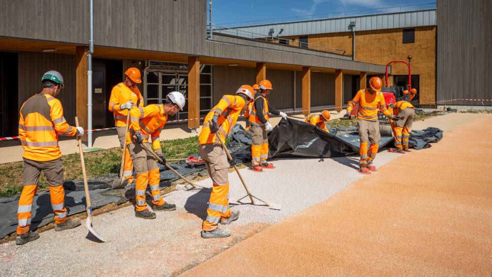Collège de Bethoncourt : Colas déploie Vegecol et Urbalith, deux revêtements clairs bas carbone