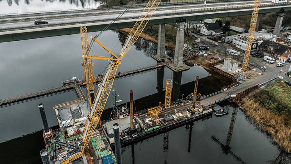 18 grues Liebherr sur le 2e pont routier le plus long d'Allemagne