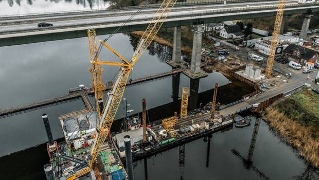18 grues Liebherr sur le 2e pont routier le plus long d'Allemagne