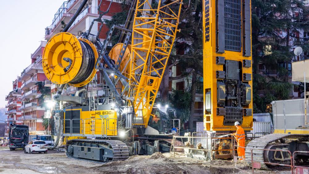 Un cutter Liebherr prend le métro de Naples