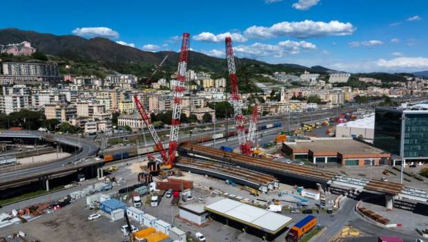 Vernazza Autogru dans le port de Prà à Gênes