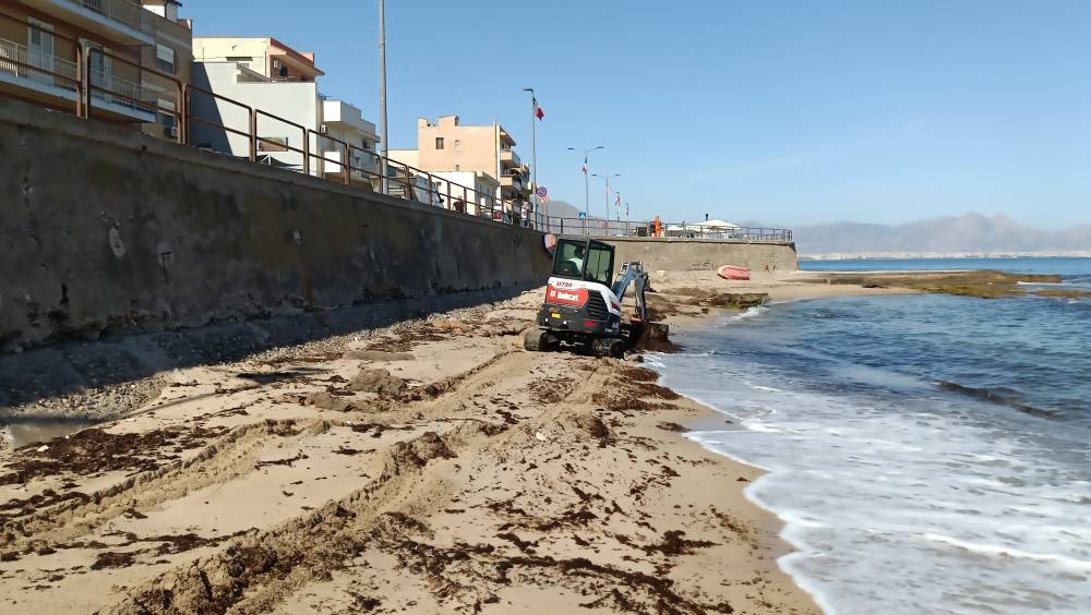 Bobcat nettoie la plage de Bagheria en Sicile