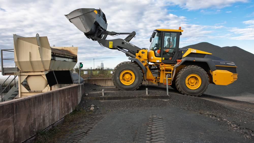 Colas met en scène la chargeuse Volvo L120 électrique à Héming