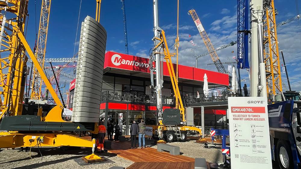 12 grues Manitowoc sur Bauma