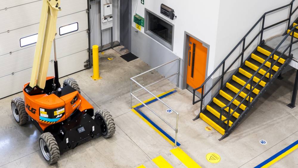 Une nacelle articulée électrique EC450AJ Compact chez JLG