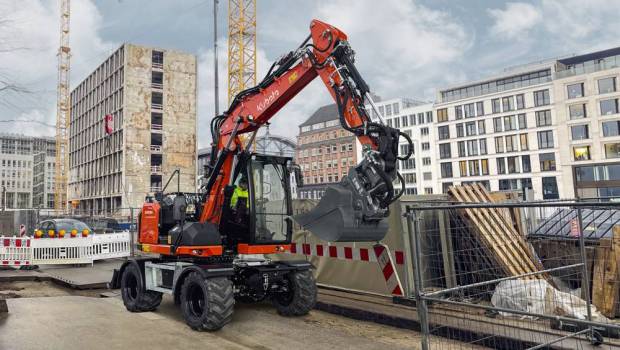 Avec Liebherr, Kubota arrive sur le segment des pelles à pneus