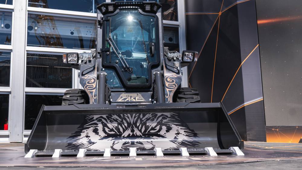 Une chargeuse CASE SV340B  seek and destroy 