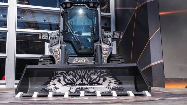 Une chargeuse CASE SV340B  seek and destroy 