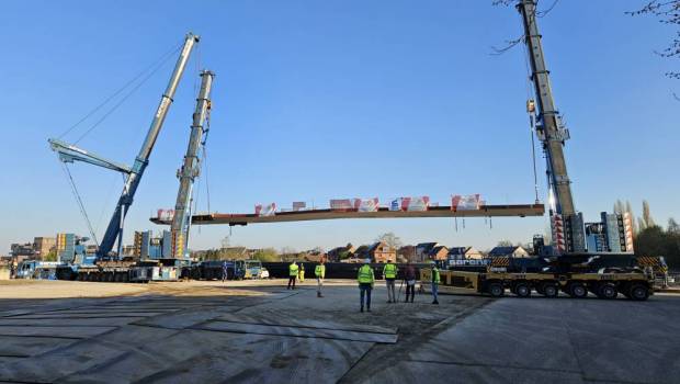 Sarens met en place le nouveau pont cyclable de Hasselt