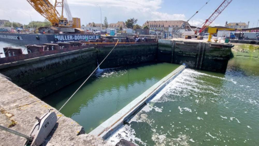 Levage des portes d’écluse dans le Port de Caen-Ouistreham