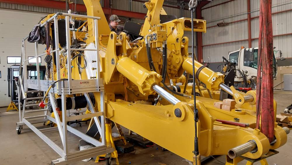 Chez Charier, un bull D10T au moteur relancé