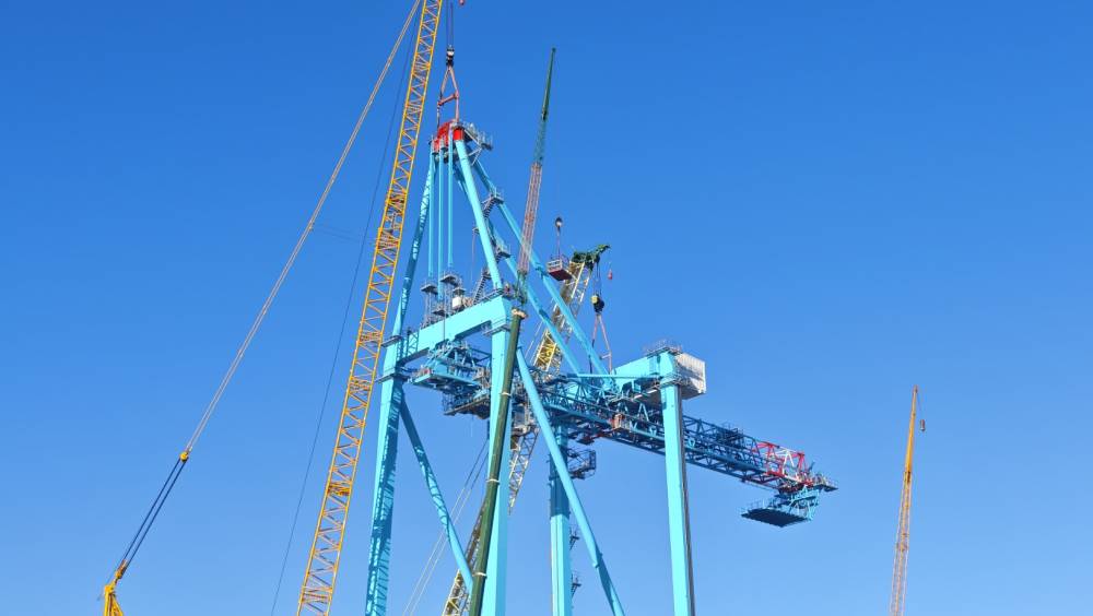 Deux nouvelles grues Liebherr installées avec précision au port de Valence